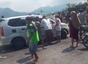 Aparat Kepolisian Polres Lumajang mengalami penghadangan oleh puluhan warga saat menertibkan tambang pasir ilegal di Desa Sumberwuluh, Kecamatan Candipuro, Lumajang. 