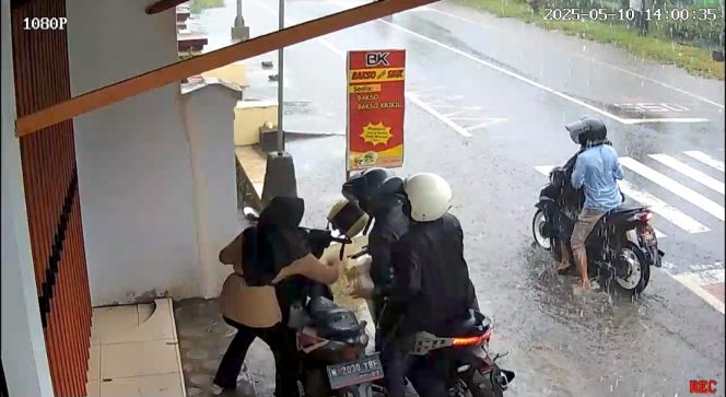 
 Komplotan Begal Rampas Sepeda Motor Siswi SMK di Jalan Raya Randuagung