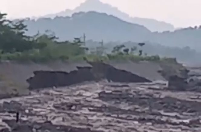 
 Ancaman Banjir Lahar Semeru Meninggi, Tanggul Kampung Renteng Butuh Perbaikan Segera