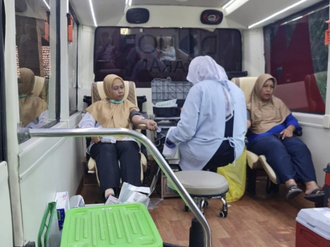 
 Setetes Darah, Sejuta Harapan: Warga Yosowilangun Kidul Antusias Ikuti Donor Darah di Pendopo Desa
