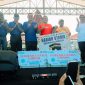 Guru Lumajang menerima hadiah umroh pada peringatan Hardiknas 2025