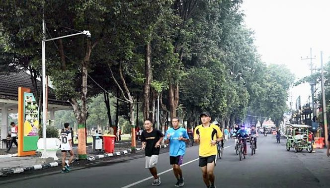 
 Alun-Alun Lumajang Jadi ‘Runway’ Jalan Kaki, Modelnya Warga Sehat dan Ceria