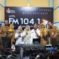Petugas BPRD Lumajang memberikan pelayanan pajak gratis kepada warga