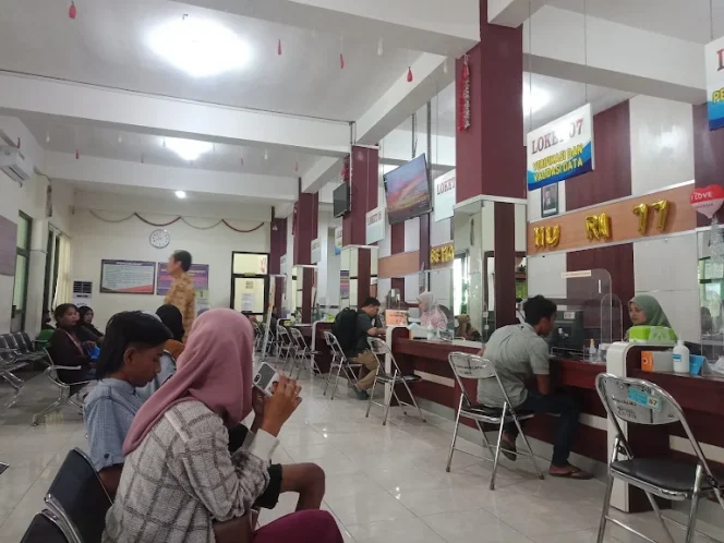 
 Masyarakat Lumajang Keluhkan Pelayanan Dispenduk Capil Saat Jam Istirahat