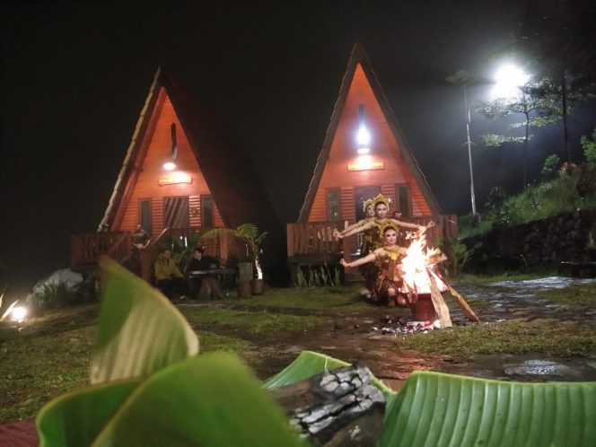 
 Bumi Perkemahan Glagah Arum: Glamping Mewah, Film Klasik, dan Kuliner Otentik di Lereng Semeru