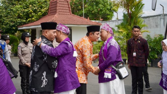 
 Jemaah Haji Pulang, Mas Wabup Sambut Penuh Hangat