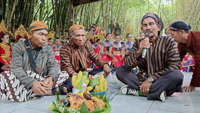 
 Warga Berebut Puluhan Gunungan Hasil Bumi di Kaki Gunung Semeru dalam Tradisi Satu Muharram
