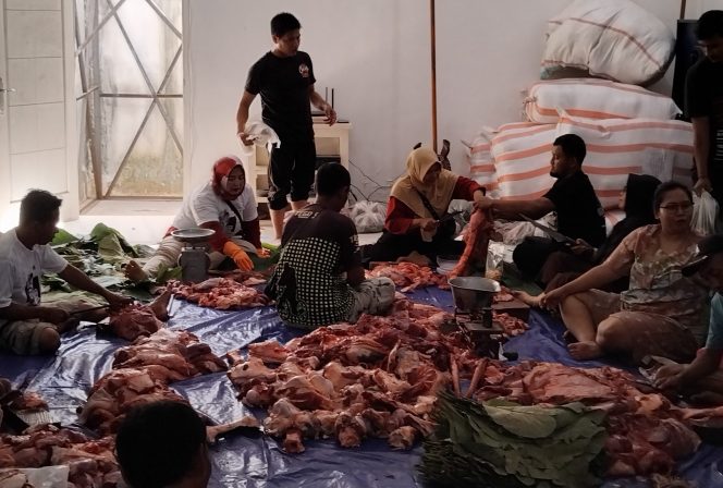 
 DPC Partai Gerindra Kabupaten Lumajang Semarakkan Idul Adha 1446 H dengan Penyembelihan 10 Sapi dan 5 Kambing