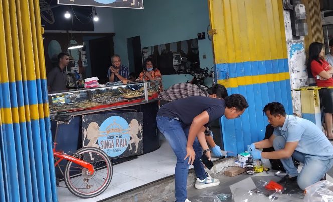 
 Nekat Beraksi di Siang Bolong, Perampok Gasak Emas Rp 80 Juta di Lumajang