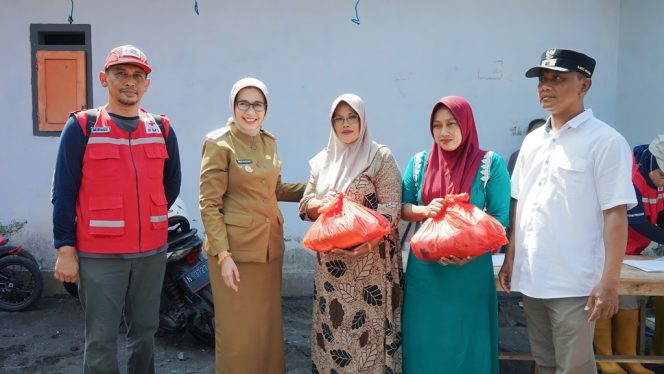 
 Menembus Sungai, Menyapa Harapan: Bupati Lumajang Salurkan Bantuan untuk Warga Terisolasi di Sumberlangsep