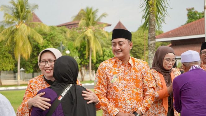 
 345 Jemaah Haji Lumajang Pulang Selamat, Disambut Haru di Pendopo