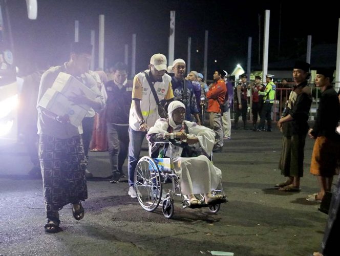 
 375 Jemaah Haji Lumajang Kloter 37 Pulang Selamat, Satu Jemaah Wafat di Madinah Disambut Haru