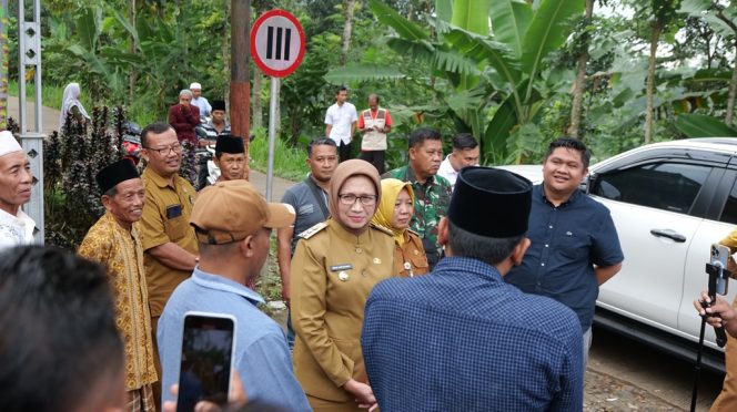
 Bupati dan DPRD Lumajang Tinjau Jalan Rusak di Ranuwurung, Perbaikan Dimulai Tahun Ini