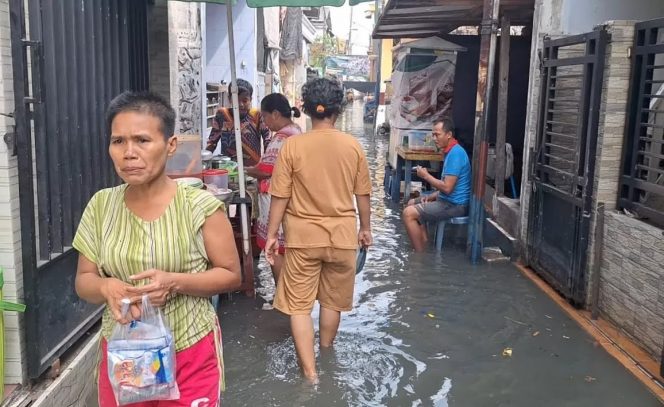 
 Banjir Rob Serang Kalianak, Anak Sekolah dan Pekerja Terdampak Parah