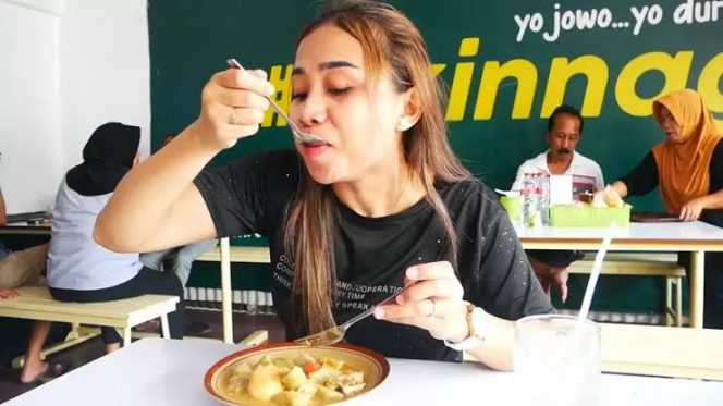 
 Lontong Osek Daging: Kuliner Pagi yang Menyimpan Cerita Kehangatan di Lumajang