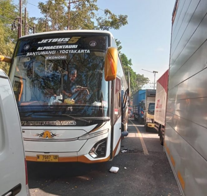 
 Penutupan Jalur Gumitir Picu Kemacetan 30 Km di Banyuwangi, Sopir: Bus Saya Belum Bergerak Sejak Subuh