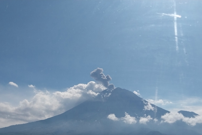 
 Gunung Semeru Erupsi, Kolom Asap Mencapai 1.000 Meter Selama 4 Menit