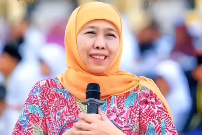 
 Khofifah Serahkan Santunan Rp10 Juta untuk Keluarga Korban KMP Tunu Pratama Jaya yang Tenggelam di Selat Bali
