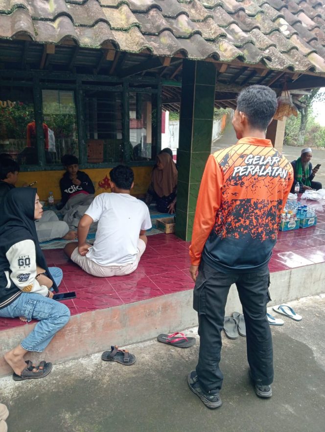 
 18 Jam Hilang di Gunung Lemongan, Pendaki Remaja Ditemukan Lemas di Dekat Jurang