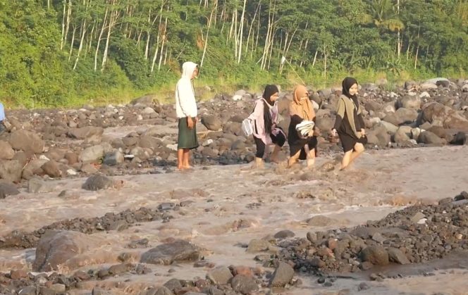 
 Pemkab Lumajang Kirim Sembako untuk Warga Terjebak Banjir