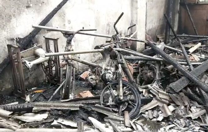
 Asap Hitam Mengepul, Kades Gesang Temukan Rumah Perangkatnya Terbakar