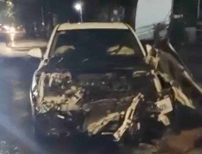
 Tabrakan di Pertigaan Sepi, Mobil HRV Rusak Parah Usai Tabrak Truk