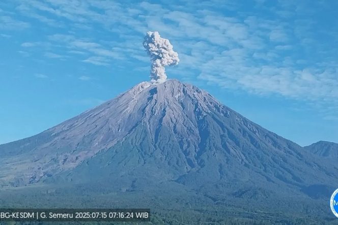 
 Gunung Semeru Meletus Empat Kali dalam 3 Jam, Kolom Letusan Capai 1,2 Km