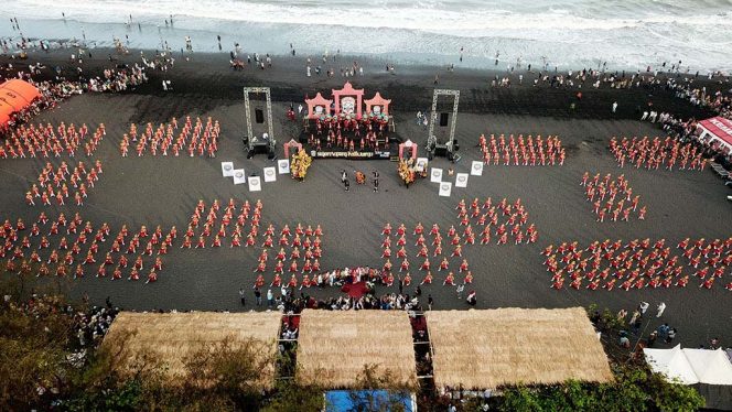 
 Tari Topeng Kaliwungu Tampil Kolosal, 500 Pelajar Lumajang Guncang Panggung Budaya Nusantara