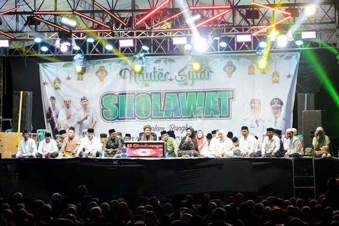 
 Sholawat Menggema di Nguter, Bupati Lumajang Ajak Warga Bangun Desa dengan Doa