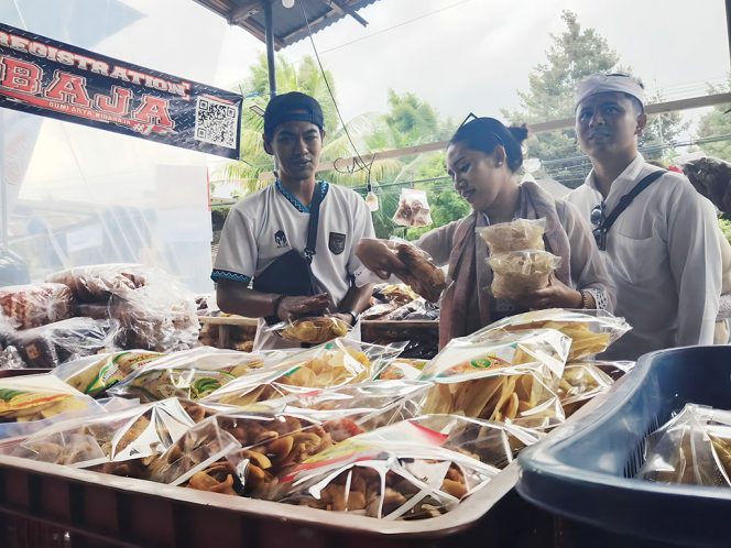 
 Piodalan di Pura Mandhara Giri: Tradisi Spiritual yang Menggerakkan Ekonomi Desa