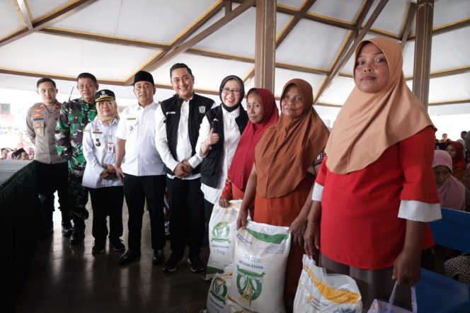 
 Sebanyak 44.920 Kilogram Beras Dibagikan ke 6 Desa di Kecamatan Randuagung