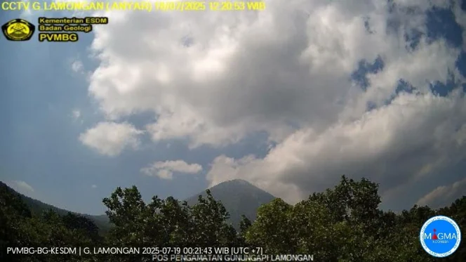 
 Cuaca Cerah, Gunung Lamongan Tetap Aktif, 94 Kali Gempa dalam Sehari