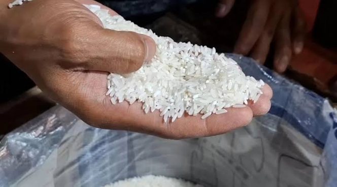 
 Beras Diduga Oplosan di Pasar Pucang Surabaya Mulai Ditarik Agen Sejak Sepekan Lalu