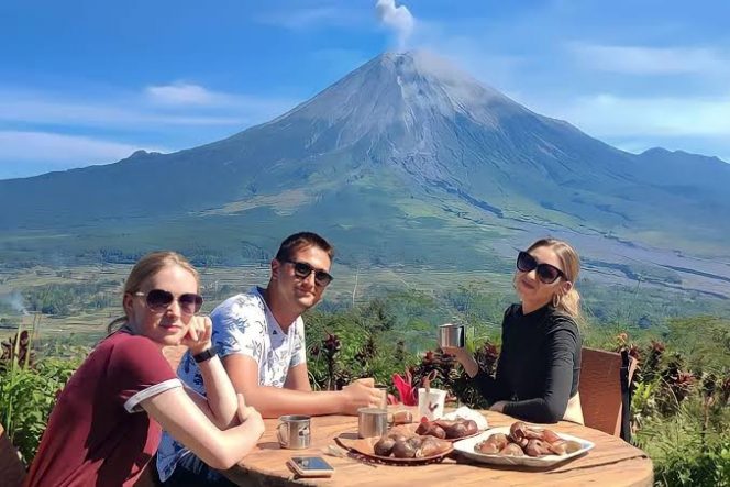 
 Menyeduh Senja di Kaki Semeru, Eksplorasi Tempat Ngopi Dengan Pemandangan Langsung ke Gunung Tertinggi di Jawa