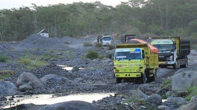 
 Di Tengah Gejolak Tambang, Pemkab Lumajang Harus Patuh UU, Penambang Terdesak