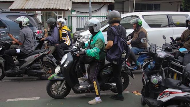 
 Ojol Lumajang Tak Berdaya, Banyak Orderan Masuk, Tapi Bensin Tak Ada
