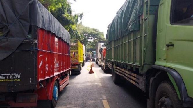 
 Sayuran Busuk, BBM Terbuang, Sopir Putus Asa: Macet Situbondo-Banyuwangi Terparah Sejak 2018