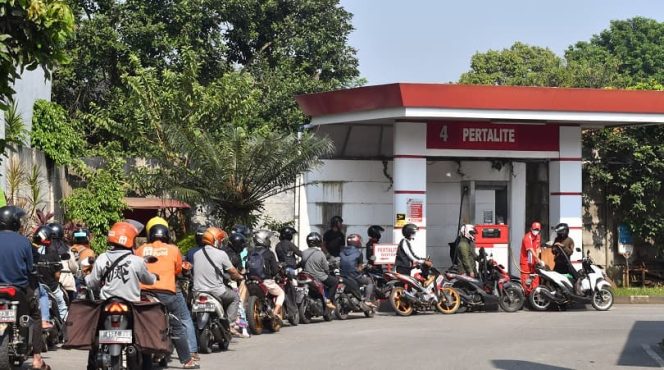 
 Antrean Panjang di SPBU Lumajang Akibat Efek Rantai Kelangkaan BBM di Wilayah Sekitar, Bupati Pastikan Tidak Perlu Khawatir