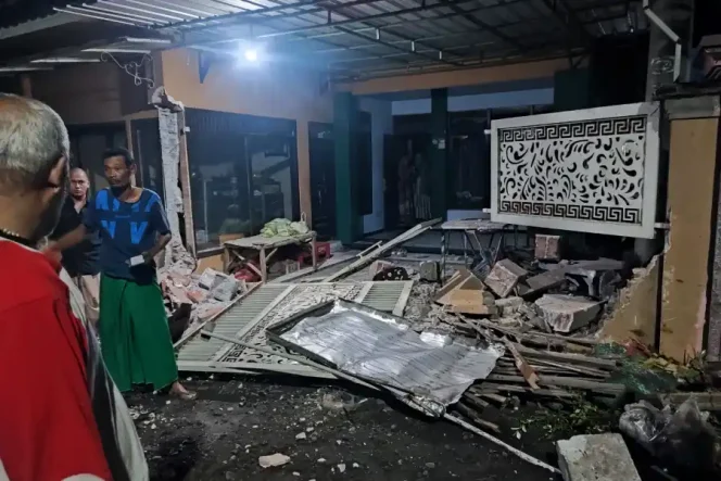 
 Mobil Double Cabin Tabrak Rumah Warga di Lumajang, Pengemudi Kabur Usai Kejadian
