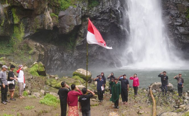 
 Merah Putih di Pelosok Rimba: Upacara HUT RI di Air Terjun yang Menyuarakan Jeritan Alam