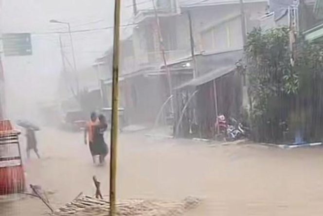 
 Tak Hanya Air, Banjir di Senduro Bawa Batu dan Kayu ke Tengah Jalan