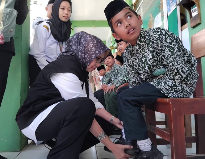 
 Sentuhan Seorang Ibu dari Balik Jabatan: Sepatu Baru, Harapan Baru di Lereng Semeru