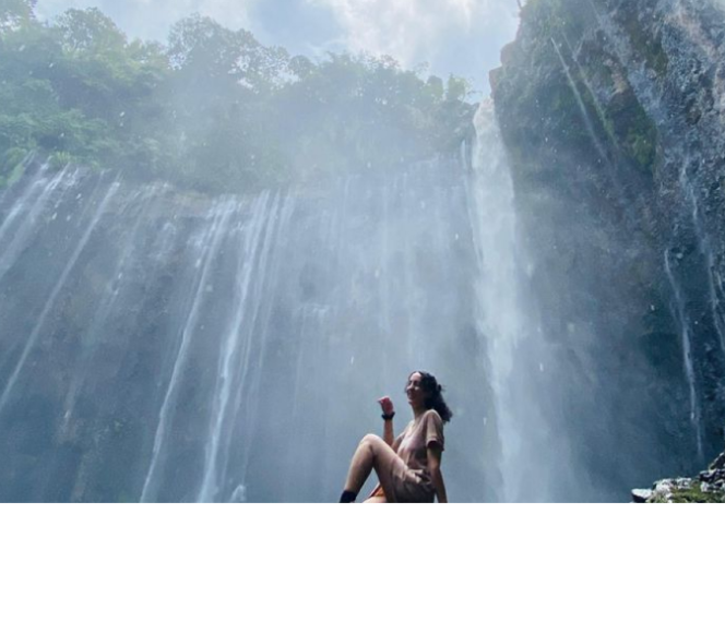 
 Wisatawan sedang menikmati keindahan Tumpak Sewu Waterfall