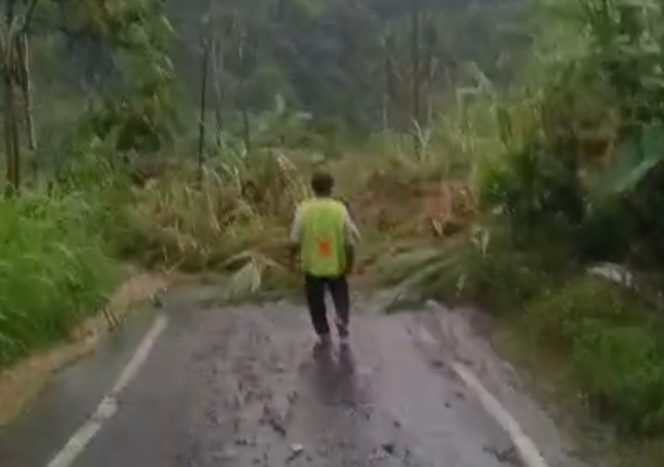 
 Sungai Menjangan Meluap, Longsor Ancam Pemukiman dan Lahan Warga
