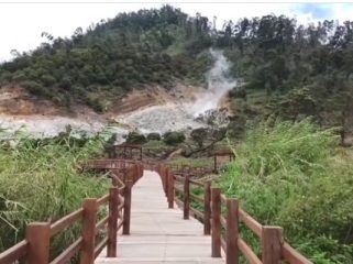 Kawah Sikidang Dieng yang mempesona