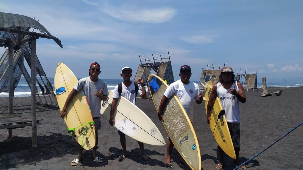 Dampar Beach Surfing