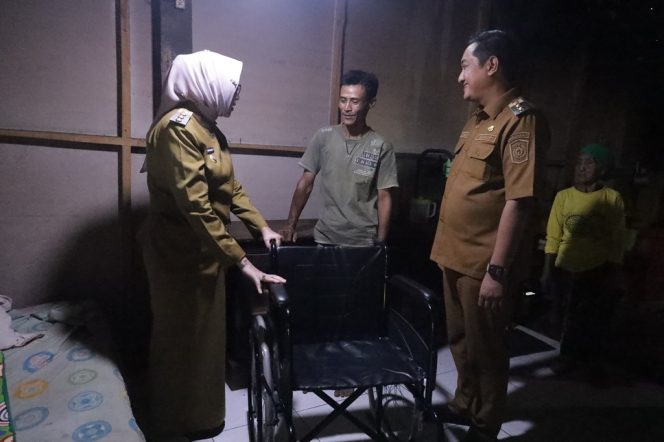 
 Ketika Pemerintah Hadir Nyata: Bupati Lumajang Serahkan Kursi Roda untuk Buni, Penderita Tumor Otak