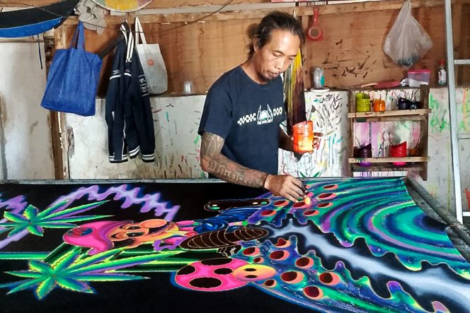 
 Motif Alien dan Jamur Dianggap Nyeleneh, Justru Diminati Kolektor di Eropa