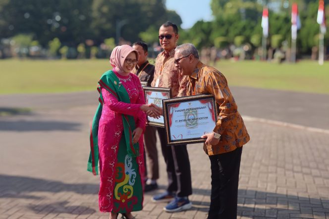 
 CEO Bintang Indonesia Group Raih Penghargaan Investasi di Puncak HUT ke-80 RI di Lumajang