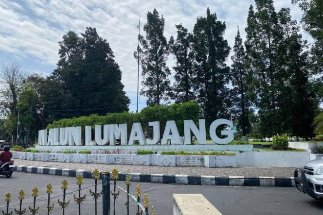 
 DLH Lumajang Pastikan Rehabilitasi Alun-alun Tak Ganggu Pedagang dan Sekolah Sekitar